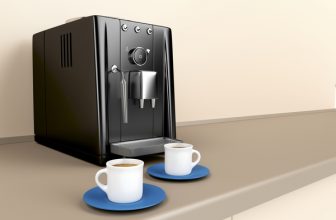 Kaffeevollautomat mit zwei Espresso Tassen